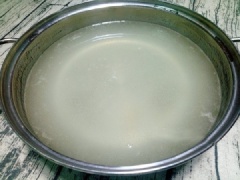 Trộn bột agar với đường cát, hòa tan cùng 1 lít nước lọc, ngâm khoảng 10 phút rồi bắc lên bếp nấu. Khi nước thạch sôi lên thì vớt hết bọt cho nước thạch trong, liên tục khuấy đều để thạch và đường hòa tan.