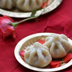 Cho bánh dẻo nhân dừa modak ra đĩa, ăn nóng hay nguội đều ngon.