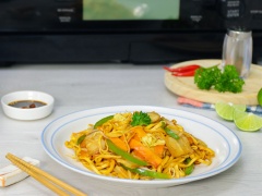 Mì chín trộn đều rồi cho ra đĩa, rắc thêm chút tiêu và trang trí với ngò tây cho đẹp mắt rồi thưởng thức. Thịt heo mềm vừa chín tới vẫn giữ được độ mềm ngọt, không ngán hoà cùng vị rau củ đậm đã tạo nên món mì xào tuyệt ngon cho cả gia đình. Đã có công thức rồi, bạn còn chờ gì nữa mà không vào bếp ngay để trổ tài nấu nướng của mình nào!