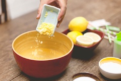 Nạo lấy phần vỏ vàng của chanh và cho vào tô nước dừa.