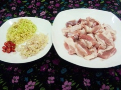 Thịt heo rửa sạch, để nguyên bì (nhớ cạo sạch bì nhé) rồi thái mỏng miếng vừa ăn. Sả + ớt rửa sạch, thái nhỏ. Tỏi và hành khô bóc vỏ, băm nhuyễn.