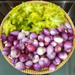Hành tím lột vỏ, cắt bỏ rễ. Khế chua rửa sạch, lau khô từng quả rồi đem thái lát mỏng, vắt lấy nước, phần bã để riêng. Nếu khó vắt thì cho vào máy xay qua để dễ vắt nước hơn.