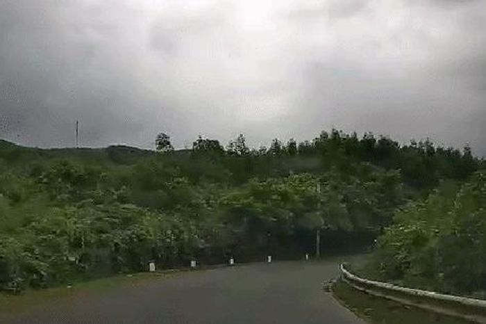 Khoảnh khắc xe buýt vượt ẩu trên đèo Cùa, Quảng Trị - Báo Người Lao Động