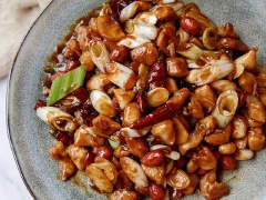 Gà rim đậu phộng khá lạ miệng và ngon với vị đậm đà từ nước sốt thấm đậm từng thớ thịt cùng với đậu rang bùi bùi rất tuyệt đấy. Chắc chắn bữa cơm gia đình sẽ ngon và hấp dẫn hơn đấy, bạn hãy thử ngay nhé.
