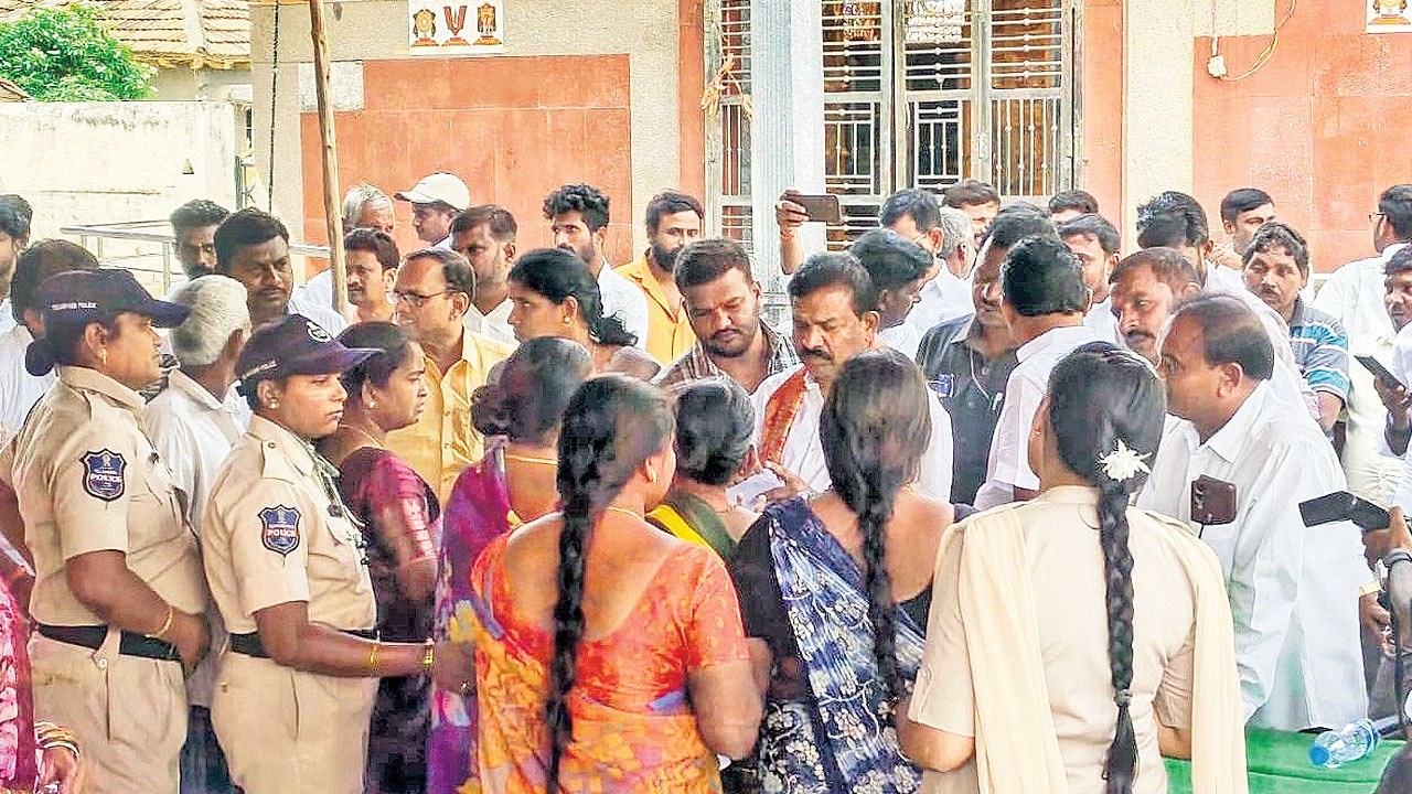 Kavvampalli Under Fire for Mocking Indiramma House Seeker