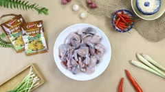 Lột da 500gr thịt ếch, làm sạch nội tạng rồi đem cắt con ếch làm bốn phần đều nhau, đem rửa sạch thịt ếch vừa cắt rồi để ráo nước và cho vào tô. Ướp thịt ếch với 1 gói Xào sả ớt - Xốt gia vị hoàn chỉnh Barona trong khoảng 30 phút cho thịt ếch ngấm gia vị nhé!