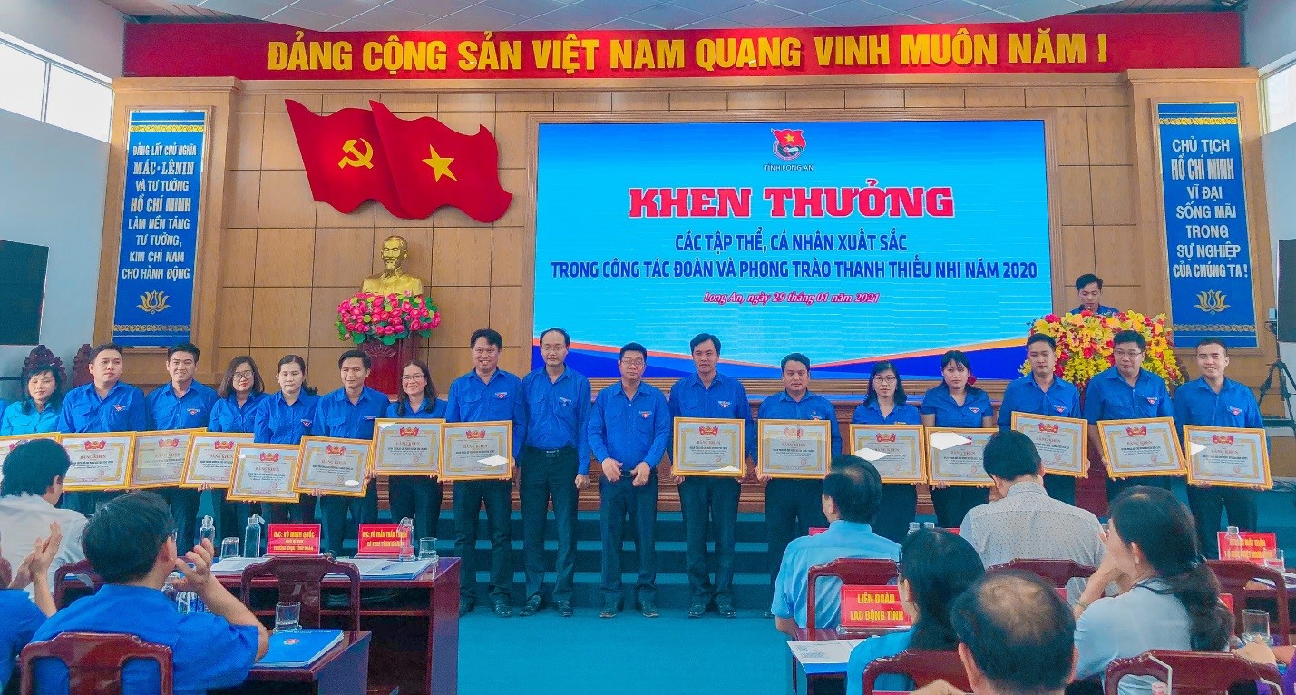 Đoàn trường Đại học Kinh tế Công nghiệp Long An (ngoài cùng bên phải) nhận bằng khen của tỉnh Đoàn trong phong trào Đoàn và công tác thanh niên năm 2020