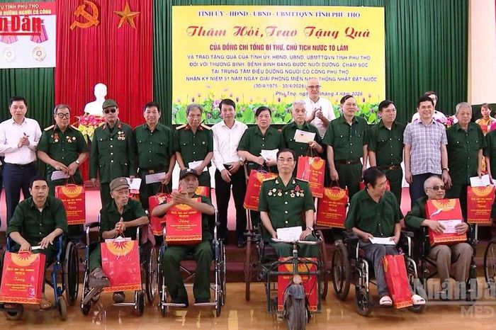 [Video] Tặng quà người có công nhân dịp kỷ niệm Ngày Giải phóng miền Nam - Báo Nhân Dân