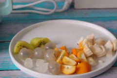 Củ mã thầy gọt vỏ, cắt lát mỏng. Tắc rửa sạch, cắt đôi. Kiwi gọt vỏ, cắt miếng. Nhãn lột vỏ. Cho tất cả nguyên liệu vào ấm cùng 1 lít nước và nấu sôi, thêm đường phèn vào khuấy đều cho tan. Khi nước sôi rồi thì bạn mở nắp, để nguội và cho vào tủ lạnh bảo quản dùng dần nhé.