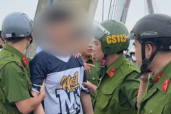Kịp thời cứu nam thanh niên có ý định tự tử trên cầu - Đài Phát thanh và truyền hình Hà Nội