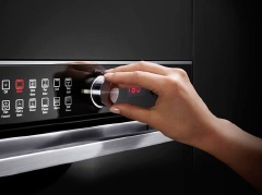 Cho snack vào lò, nướng khoảng 10 phút ở nhiệt độ 180 độ C.