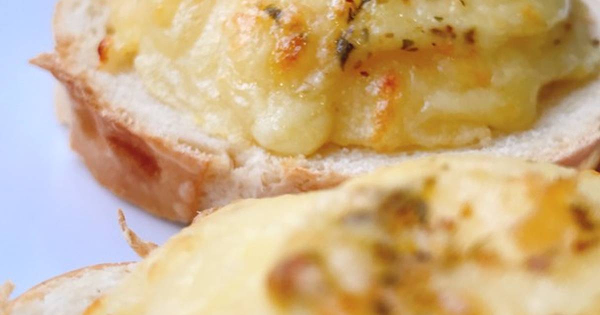 Bánh mì với khoai tây nghiền phủ phomai đút lò