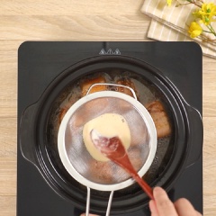 Cho nồi lên bếp, để lửa vừa, cho vào 3 muỗng canh dầu ăn, thêm vào 3 muỗng canh đường nấu cho đường chảy thành màu caramel sau đó cho thịt vào xào săn để lấy màu. Sau đó đổ nước mắm phô mai vào nồi, thêm 300ml nước lọc đổ xâm xấp mặt thịt, nấu sôi. Kho thịt 15 phút với lửa vừa liu riu.