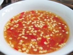 Pha nước trộn salad: Hòa tan 3 muỗng canh nước mắm, 2 muỗng canh đường, 1 muỗng cà phê ớt băm với 50ml nước cốt chanh, khuấy đều.