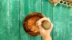 Tôm khô bạn lấy 200gr ngâm với nước ấm 10 phút cho mềm, đem rửa thật sạch vắt ráo nước, rồi bỏ vào cối giã cho đến khi tôm tơi ra. Cho tôm khô đã giã nhuyễn ra tô, thêm 200gr đường, 100gr ớt bột, 50gr muối trộn đều là hoàn thiện muối tôm.
