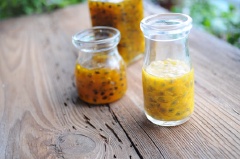 Mứt nguội có thể cho vào hũ thủy tin đã được làm sạch, bảo quản kín trong tủ lạnh dùng dần trong thời gian dài. Với món mứt chanh dây ngọt thơm này thì bạn có thể sử dụng làm thức uống hoặc món ăn kèm bánh mì, vị chua chua, ngọt ngọt giúp ăn ngon miệng và chống ngán hiệu quả nhé!