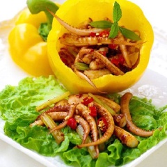 Mực xào tỏi ớt cay với những sợi rau luộc chín giòn sần sật hấp dẫn, quyện cùng gia vị cay thơm đậm đà ngon cơm. Đây không chỉ là món ăn chống ngán hút cơm hiệu quả mà còn có thể làm mồi nhấm bia rượu rất tuyệt luôn nhé!
