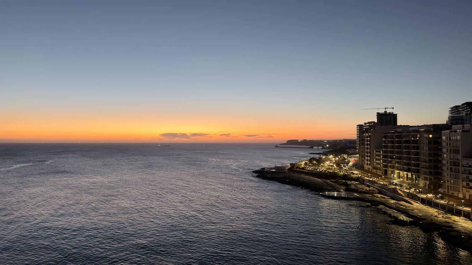 Amanecer sobre la costa de Sliema el día de regreso