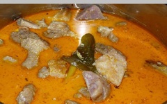 Thêm nước cốt dừa, sả, bột nghệ vào đun lửa nhỏ trong vòng 15 phút. Cho khoai lang, khoai tây đã chiên vào tiếp tục nấu, nêm ít muối, đường, bột ngọt sao cho vừa ăn.