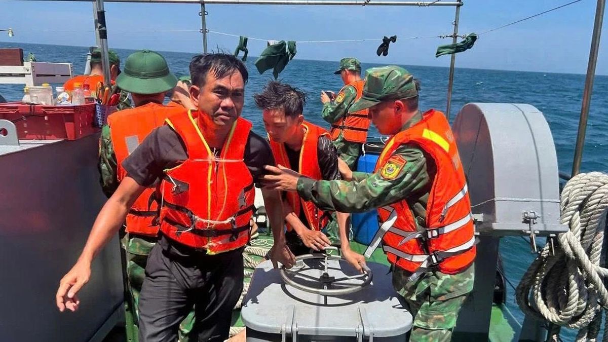 Cứu nạn thành công 11 thuyền viên bị đắm tàu ở vùng biển Hải Phòng - Báo Tiền Phong