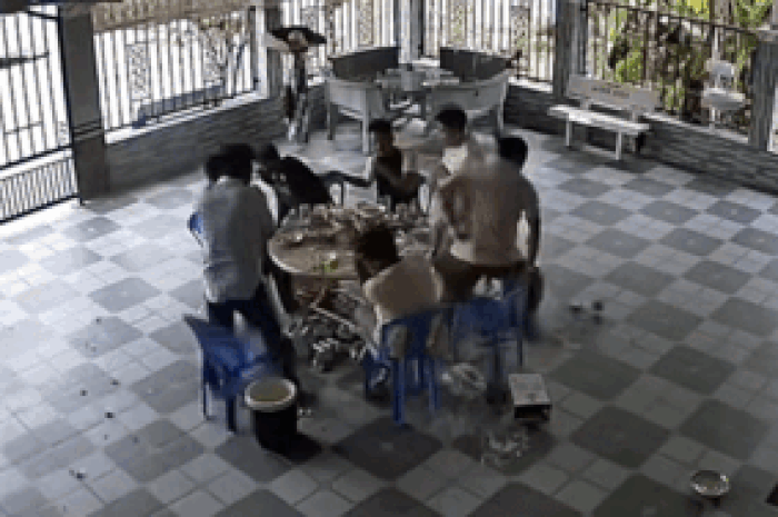 Nhóm người đang ngồi nhậu phải vội giải tán, camera ghi lại diễn biến trước đó làm ai cũng mất hồn - Tạp chí SaoStar