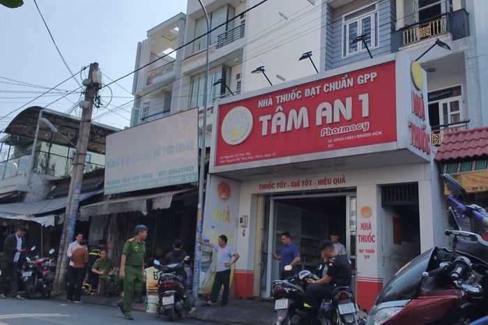 Khoảnh khắc cứu nhiều người thoát khỏi đám cháy nhà ở phường Tân Thới Hiệp - Báo Pháp Luật TP.HCM