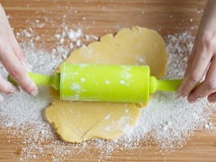 Rây ít bột lên mặt phẳng, lấy bột ra. Và cán mỏng cỡ 7mm. Sau đó dùng khuôn cắt bánh. Ấn vào miếng bột. Dùng khuôn hình hoa nào bạn thích.