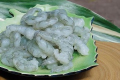 Tôm rửa sạch, bóc vỏ, bỏ đầu, lấy chỉ đen.