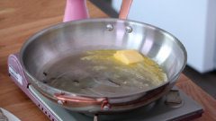 Cho 3 muỗng canh bơ và 3 muỗng canh dầu ăn vào chảo đun nóng. Sau khi bơ tan chảy hoàn toàn thì thêm tỏi vào phi cho thơm rồi vớt tỏi đã phi thơm ra đĩa đã có lót sẵn giấy thấm dầu.