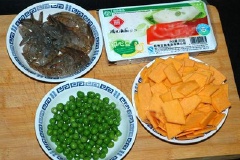 Tôm rửa sạch, bóc vỏ để lại đuôi cho đẹp. Ướp tôm với 1 muỗng cà phê rượu trắng (để khử mùi tanh), 1/3 muỗng cà phê muối. Bí đỏ gọt vỏ, cắt lát. Đậu Hà Lan rửa sạch, để ráo. Đậu hũ cắt miếng vuông. 