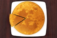 Cho bánh ra đĩa và thưởng thức.