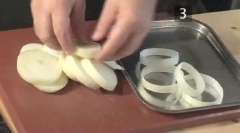 Hành tây bóc vỏ, cắt mỏng, rửa lại với nước, để ráo.