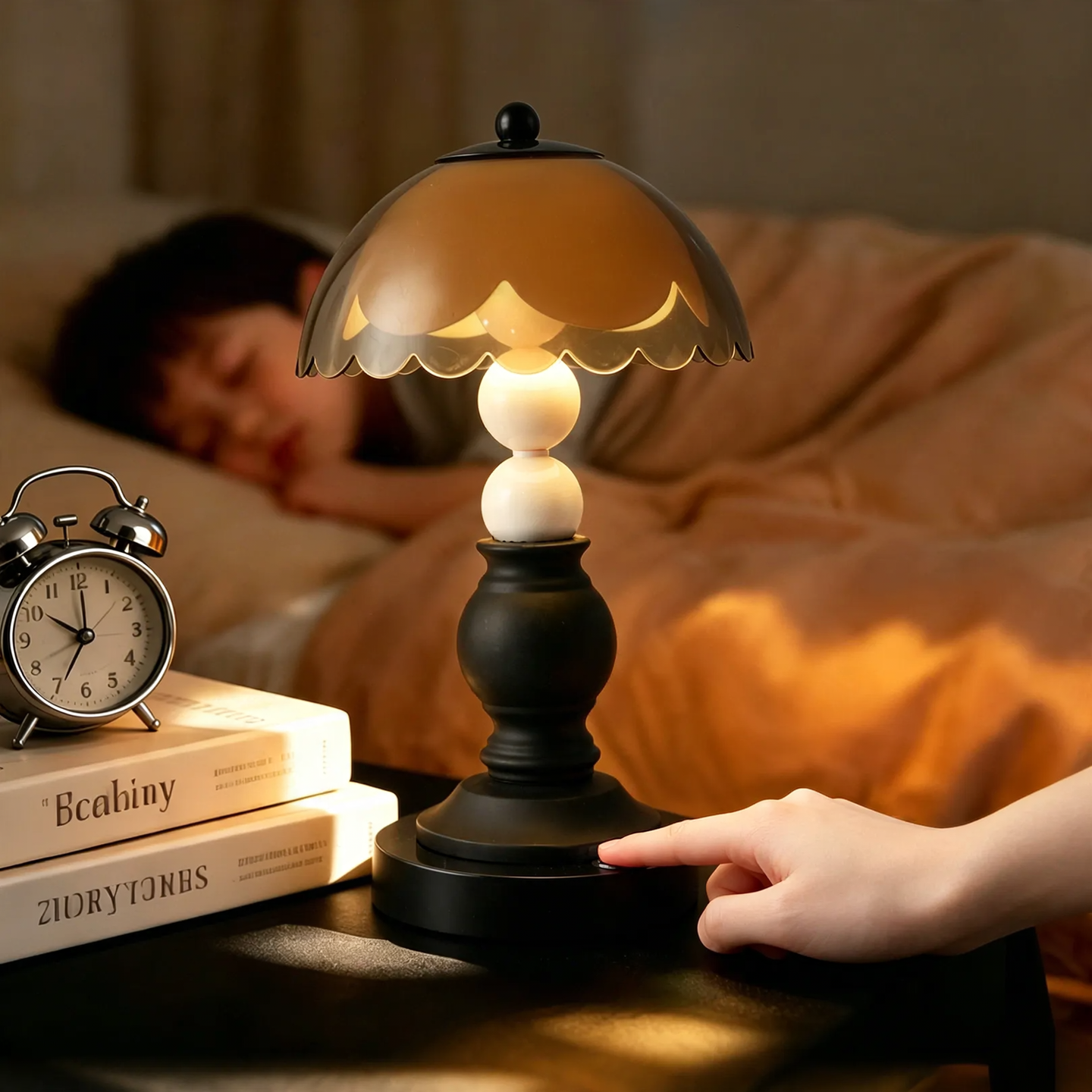 Schwarzweiße Nachttischlampe mit Säulenmotiv