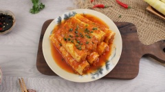 Múc măng ra dĩa, rắc tiêu và hành lá cắt nhỏ lên bề mặt, dùng với cơm nóng. Khi ăn bạn có thể cắt măng thành từng khoăn nhỏ. Phần măng giòn giòn quyện với phần thịt đậm đà và nước sốt cà chua sanh sánh vô cùng đưa cơm.