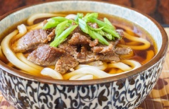 Khi nước dùng đã được thì tắt bếp, múc ra tô mì udon, cho thịt bò lên trên, thêm chả cá và hành ngò xắt nhuyễn là xong rồi đó. Thực ra nấu mì udon thịt bò rất dễ và đơn giãn, bạn chẳng cần những nguyên liệu gì cầu kì và khó kiếm là bạn đã tự làm cho mình một tô mì chuẩn Nhật để thưởng thức rồi. Hãy thử ngay nhé và chúc bạn thành công!