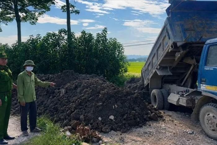 Kịp thời ngăn chặn nhiều vụ đổ thải trái phép - Đài Phát thanh và truyền hình Hà Nội