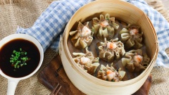 Những chiếc xíu mại với lớp vỏ mỏng mềm bọc bên trong nhân tôm thịt ngọt thơm, ăn vào cảm nhận ngay sự ngon miệng và cuốn hút, cứ muốn ăn hoài ăn mãi không dừng được. Nếu chưa có điều kiện ra những quán ăn Trung Hoa đắt tiền để thưởng thức sự ngon miệng của món ăn này, hoặc muốn tự tay mình làm ra những chiếc xíu mại xinh xắn thì hãy ghi lại công thức này và thử vào một ngày gần nhất bạn nhé!
