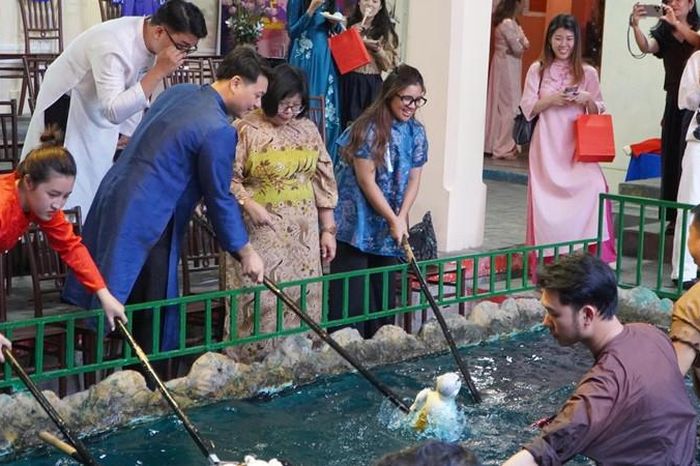 Các nhà ngoại giao quốc tế hào hứng học điều khiển rối nước - Báo VietnamNet