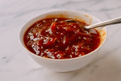 Dùng muỗng dàn đều phần hành ở đáy nồi, đặt vịt vào nồi (để phần ức ở dưới), đậy nắp và nướng trong lò bật sẵn trong vòng 45 phút. Sau 45 phút, bạn cẩn thận lấy nồi ra khỏi lò nướng để lật vịt. Nếu thấy thịt vịt bị khô, bạn cho thêm một chút nước dùng gà. Tiếp theo, cho nồi vào lò nướng tiếp trong 30 phút. Để tránh bị cháy, cứ 15 phút bạn mở nồi kiểm tra một lần và thêm nước gà nếu thấy trong nồi đã cạn nước sốt.