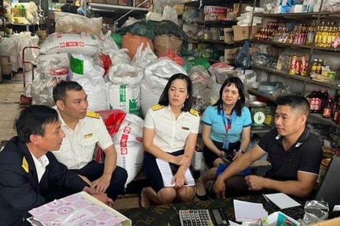 Từ thuế khoán đến kê khai: Hộ kinh doanh Hà Nội chuyển mình trong kỷ nguyên số - Báo Hà Nội Mới