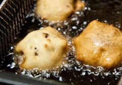 Để dầu thật sôi. Sau đó, thả bánh vào chiên nhanh, chỉ cần vỏ ngoài chín vàng là được mà.