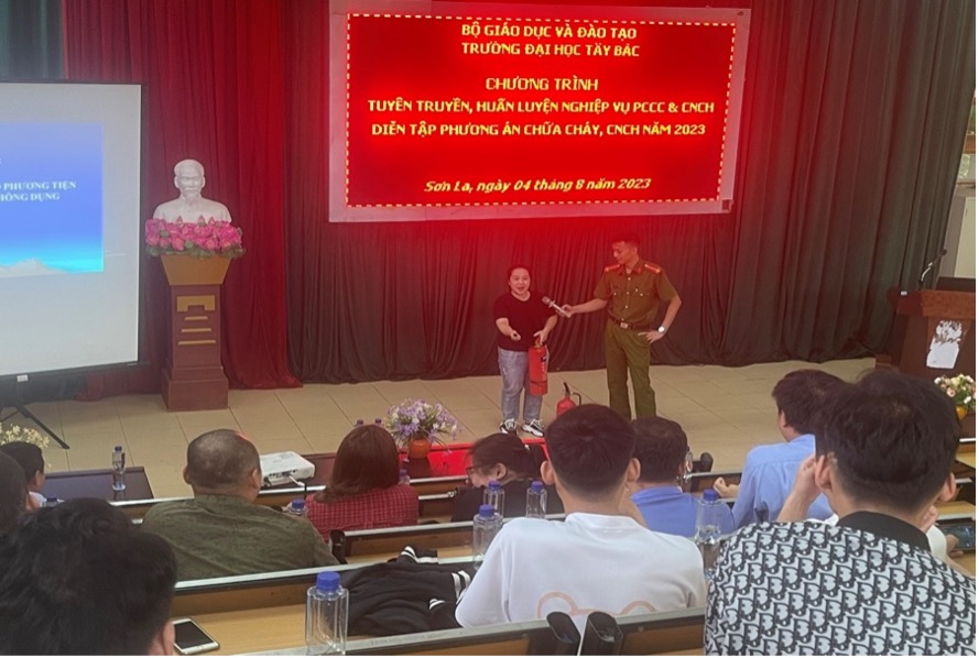 Lễ phát động, tuyên truyền, huấn luyện nghiệp vụ, diễn tập phòng cháy chữa cháy tại Trường Đại học Tây Bắc năm 2023