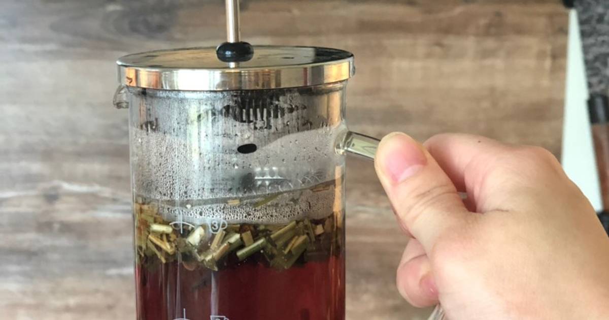 Trà thảo mộc với hoa hồng và vanilla