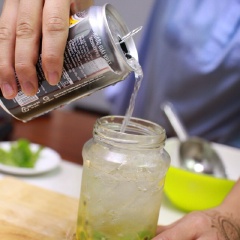 Múc hỗn hợp chanh dây vào lọ thủy tinh, gắp đá viên cho vào cùng. Rót nước soda vào chanh dây hoặc có thể dùng ly thủy tinh để thức uống được đẹp mắt hơn bạn nhé. Có thể cho thêm lá bạc hà để tạo hương thơm mát cho thức uống nữa nha.
