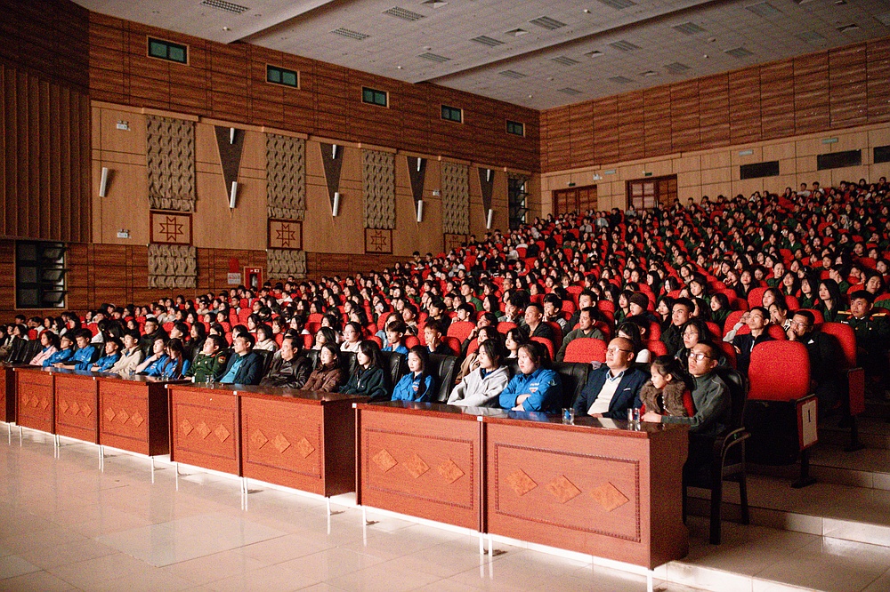 Sinh viên Đại học Tây Bắc đón nhận những bài học giáo dục sâu sắc từ bộ phim Mưa đỏ