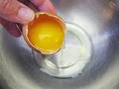Trứng gà đập ra chén, tách lấy lòng trắng trứng.