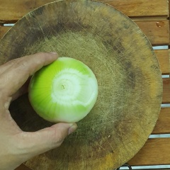 Để món ăn ngon hơn chúng ta cho cà chua, hành tây, bột ớt, bột cà ri, ít tiêu vào máy xay nhuyễn. Hoặc có thể cắt nhỏ hạt lựu để dễ tan mịn ra khi nấu.