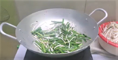 Vẫn chảo đó cho vào một ít dầu, dầu sôi thì cho lần lượt rau hẹ và giá đỗ vào xào và nêm nếm cho vừa ăn. Vì rau rất dễ chín nên mình xào ở lửa lớn và xào nhanh. Sau đó thì cho huyết vào xào cho đều thì tắt bếp.