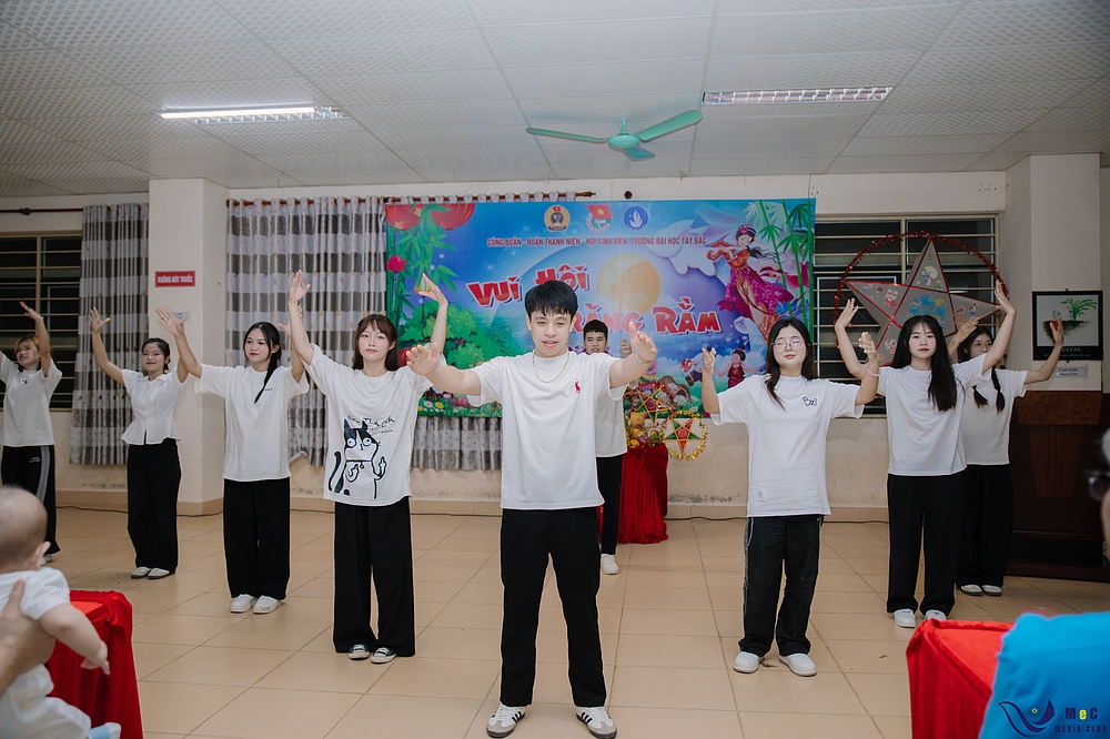 Tuổi trẻ Trường Đại học Tây Bắc tổ chức nhiều hoạt động trung thu ý nghĩa cho thiếu nhi