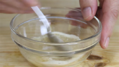Trong một cái chén khác, bạn cho bột gelatine vào cùng với nước và để nguyên 10 phút. Đem quay chảy chén gelatine trong lò vi sóng.